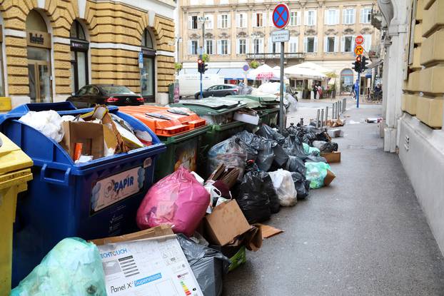 Rijeka: Gomilanje smeća na gradskim ulicama