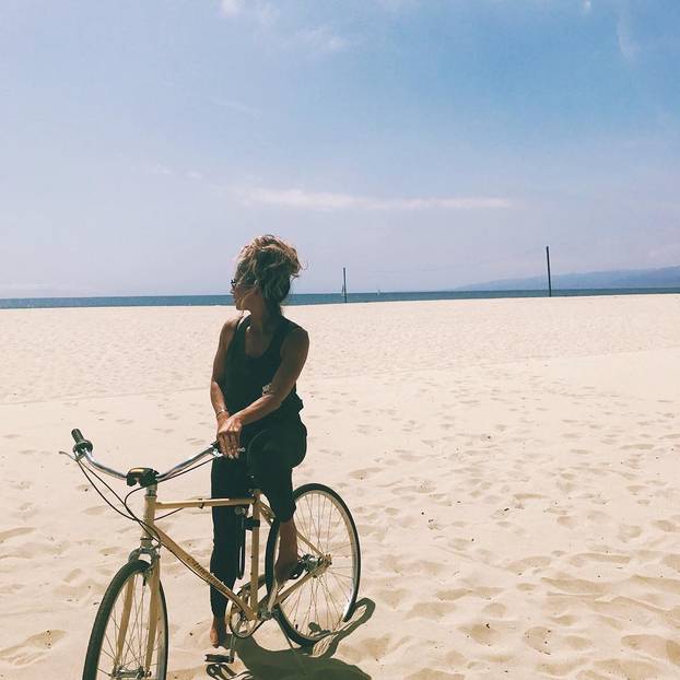 FOTO Incident u studiju Lige prvaka: Voditeljici pukla uska haljina, Henryju su 'bježale oči'