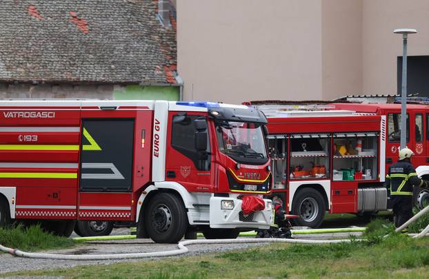 Gore barake uz prugu u Osijeku