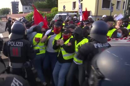 VIDEO Kaos na prosvjedu protiv AfD-a. 28 policajaca ozlijeđeno, jedan teže. Mlatili ih na podu