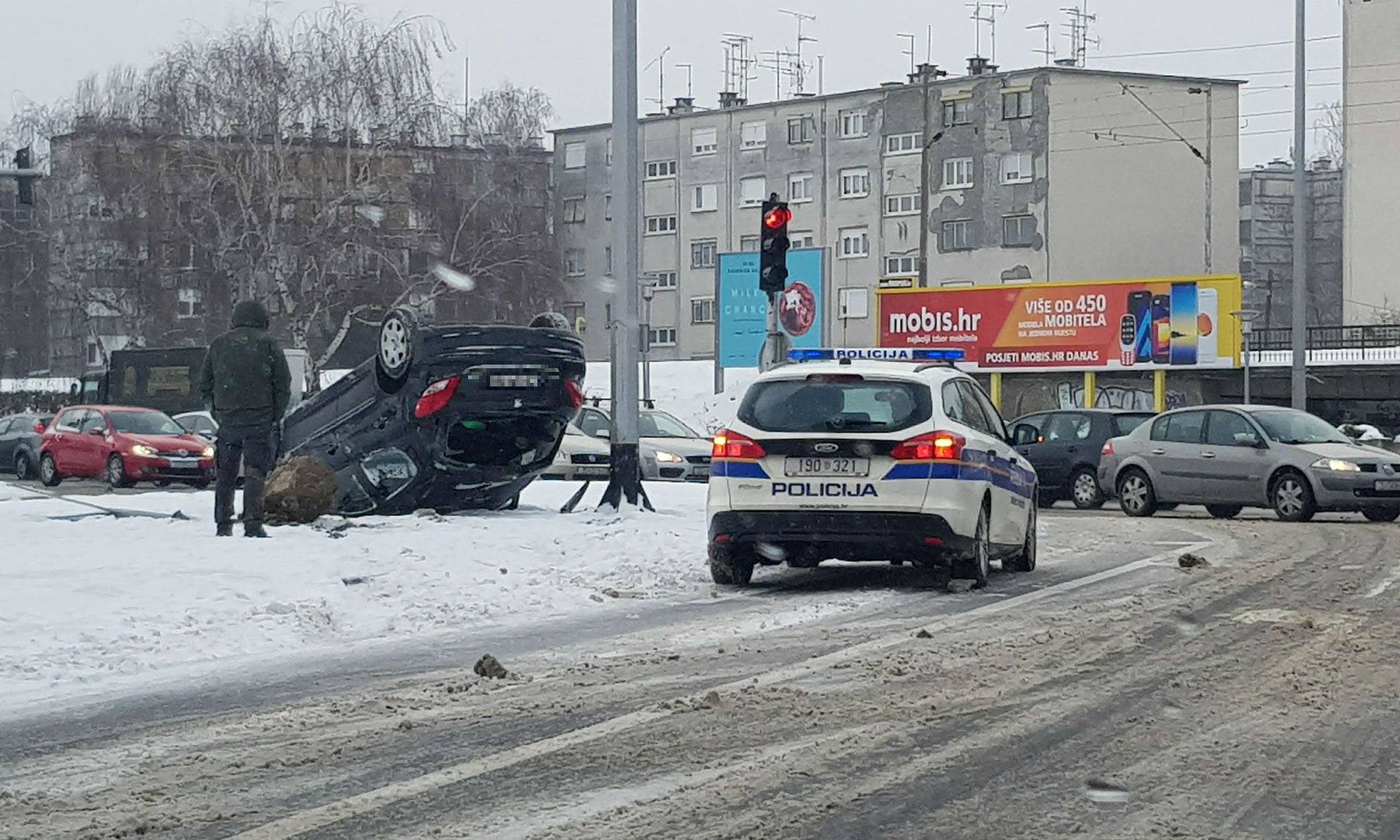 Izgubio kontrolu, sletio s ceste, udario znak i završio na krovu