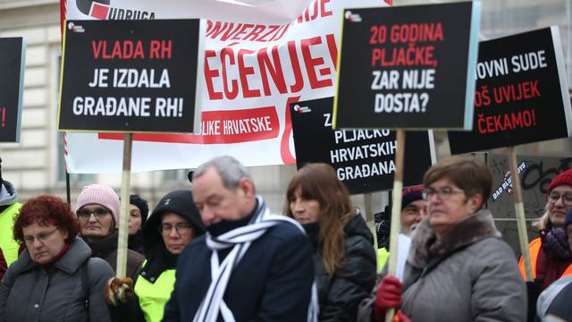 Članovi Udruge Franak okupili se na Zrinjevcu uoči nastavka Sedme sjednice Građanskog odjela Vrhovnog suda Republike Hrvatske 