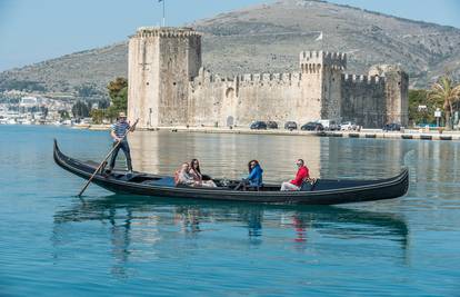 Ne, ovo nije Venecija: Gondola sada vozi i trogirskim kanalom