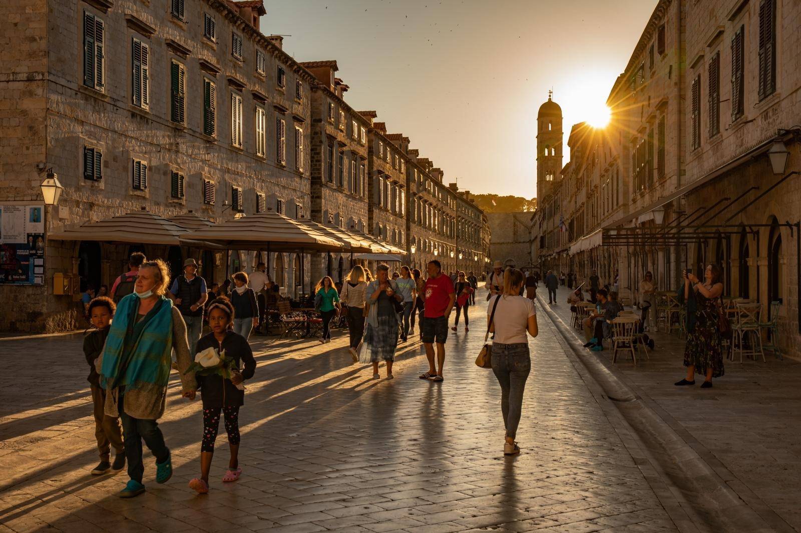 Dubrovnik: Stradun "okupan" kasnim popodnevnim suncem