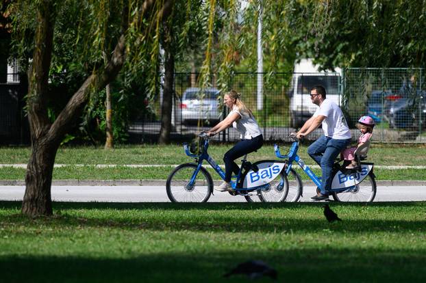 Zagreb: Građani uživaju u sunčanoj nedjelji na Jarunu