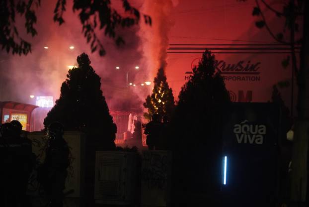 Beograd: Policija rastjerala građane koji su bili okupljeni u Ulici Kneza Miloša, nekoliko građana ozlijeđeno