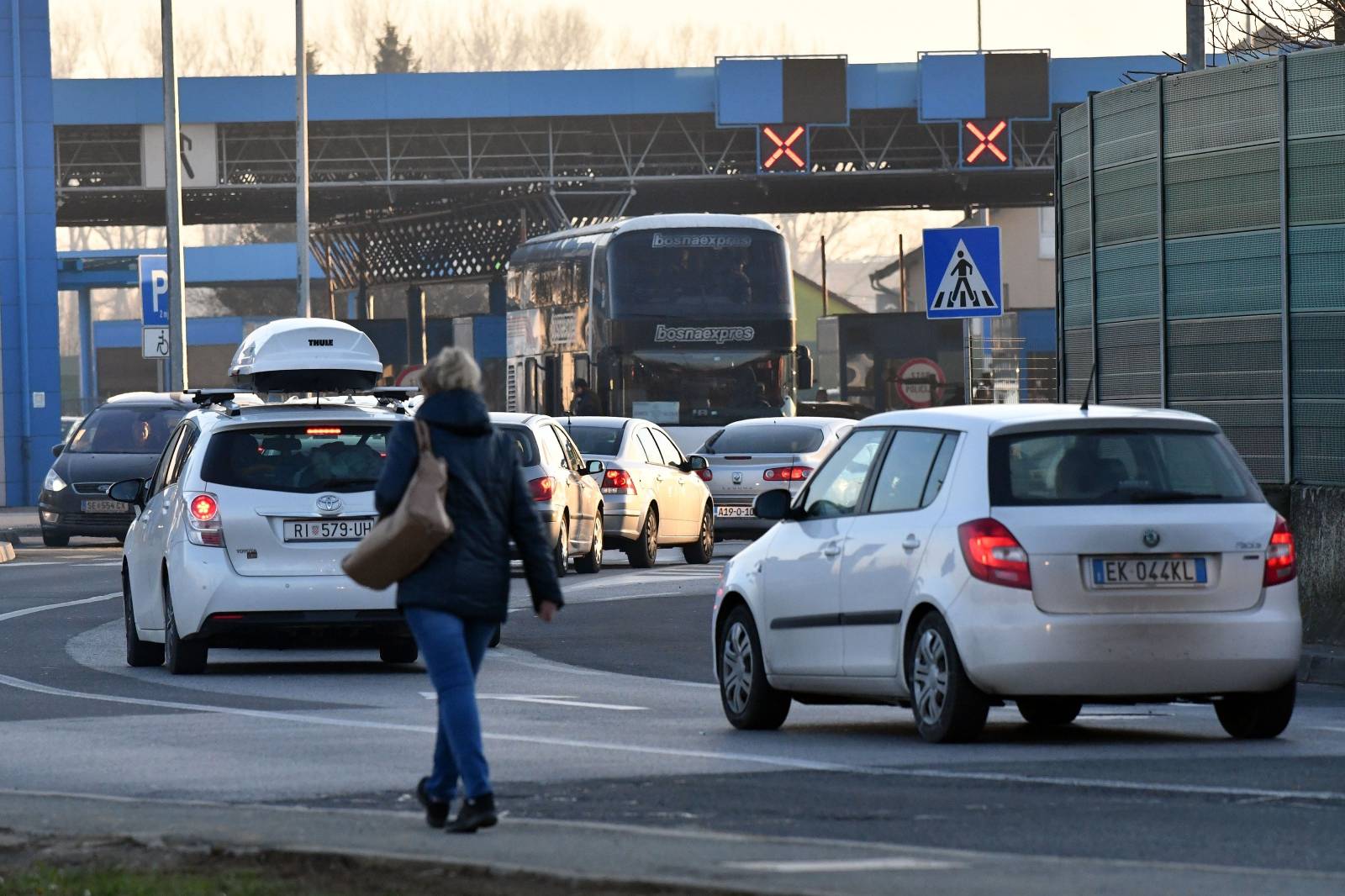 Slavonski Brod: Duge kolone vozila u oba smjera na graničnom prijelazu