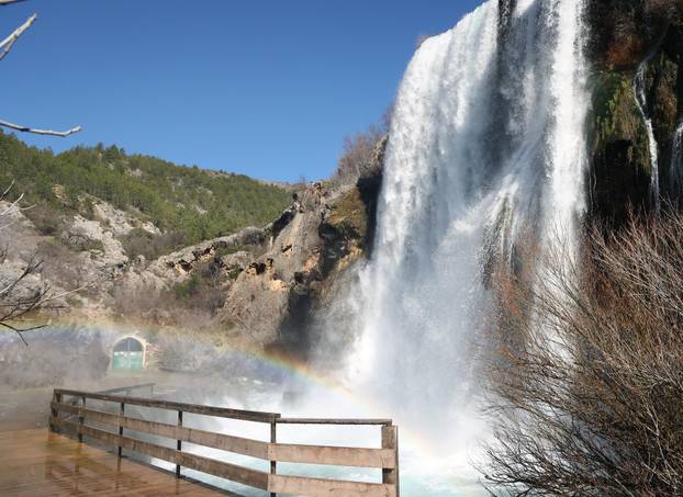 Knin: Slap Kr?i?, poznatiji kao Topoljski buk ili Veliki buk ukrašen dugom