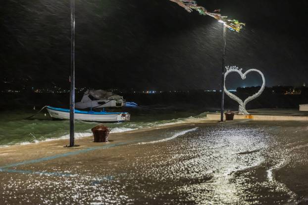 Kaštela: Ciklonalna plima poplavila rivu i okolne ulice
