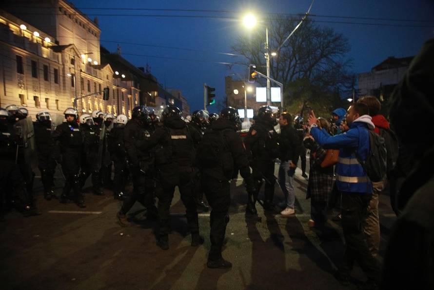 Beograd: Policija upala u Rektorat, građani izašli na ulice