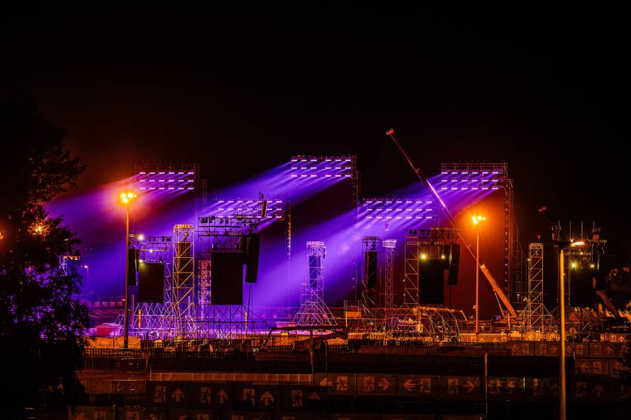 Zagreb: Spektakularna svjetlosna proba na Hipodromu uoči Thompsonovog koncerta