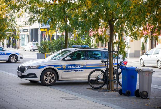 Osijek: Policijski očevid u Županijskoj ulici gdje je pronađeno tijelo muške osobe