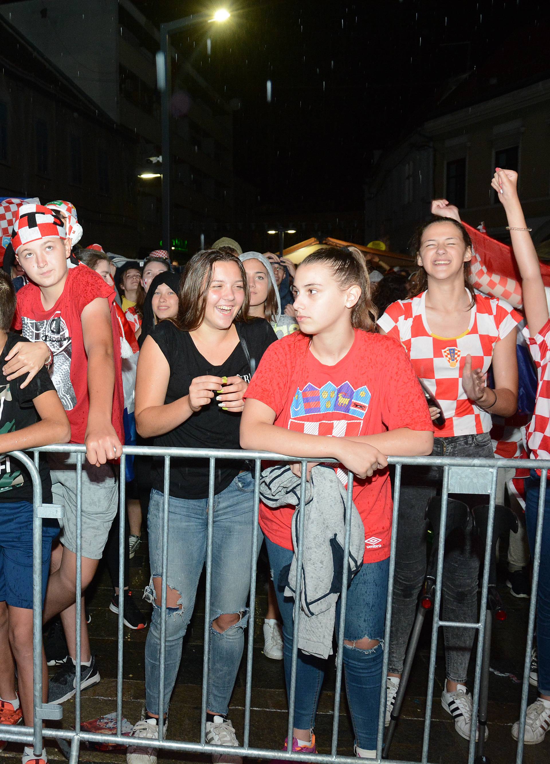 Sisak:  Slavlje navijaÄa nakon pobjede Hrvatske protiv Engleske