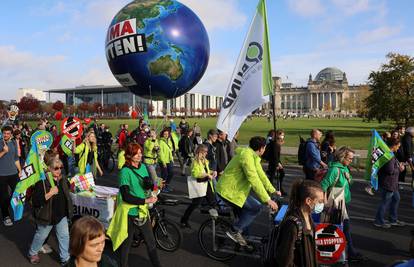 Klimatski aktivisti blokirali promet u Berlinu: 'Neki su se zalijepili i za prometne znakove'