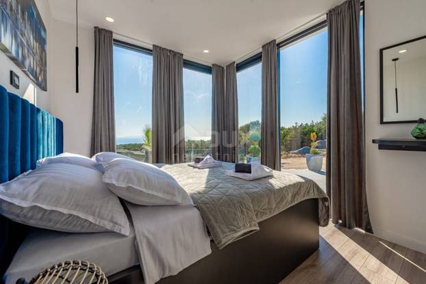 Pogodite koliko košta: Dvojna vila u blizini Novalje ima bazene, roštilj i teniski teren...