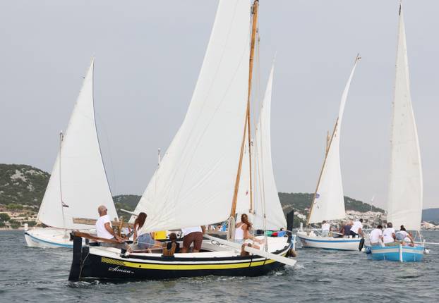 FOTO Čuvari stoljetne tradicije: Drveni brodovi utrkivali se na 'Regati za dušu i tilo' u Betini
