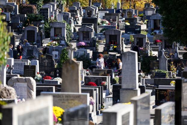 Zagreb: Svi sveti groblja poznatih osoba