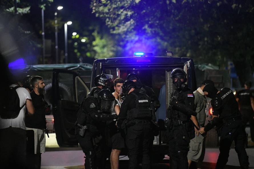 Valjevo: Grupa maskiranih muškaraca u prosvjedu zapalila prostor Gradske uprave