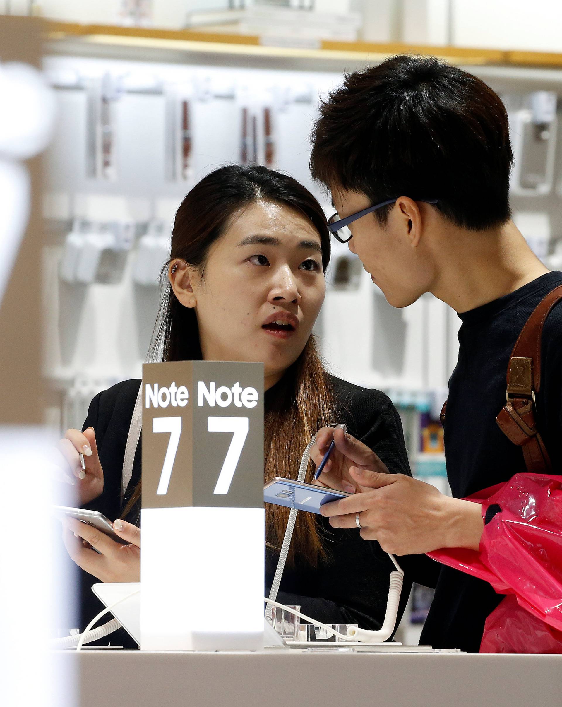 A couple tries out Samsung Electronics' Galaxy Note 7 at the company's headquarters in Seoul