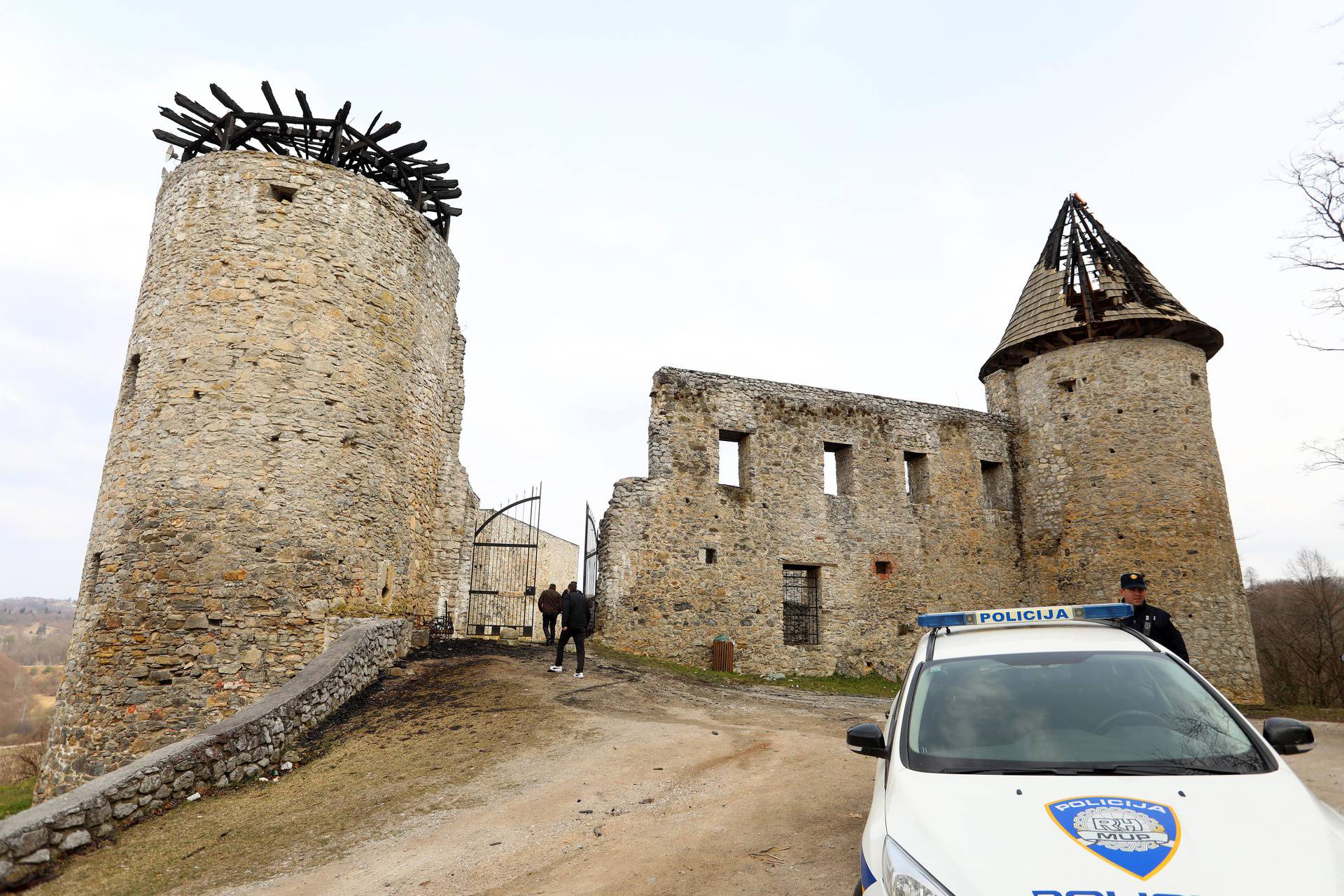 Za obnovu izgorjelih krovišta dvorca u Novigradu trebat će oko milijun kuna: 'Lobirat ćemo'