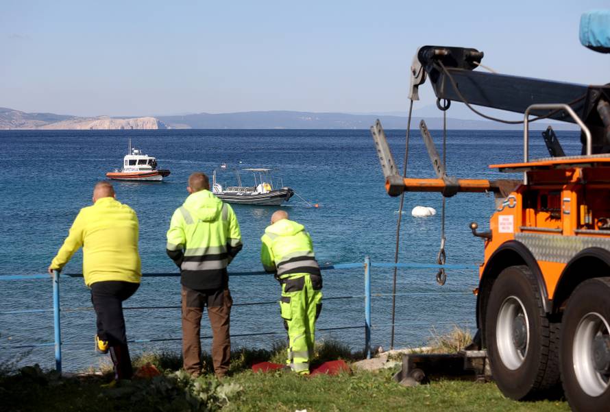 Izvlačenje auta iz mora kod Senja, u slijetanju poginulo četvero stranih državljana