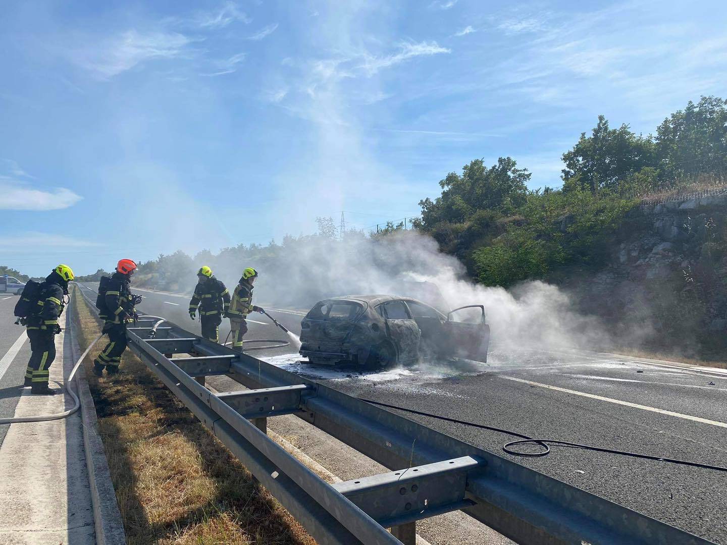 Zaspao za volanom pa se zabio u ogradu na Ipsilonu: Iz auta u plamenu svi izašli bez ozljeda