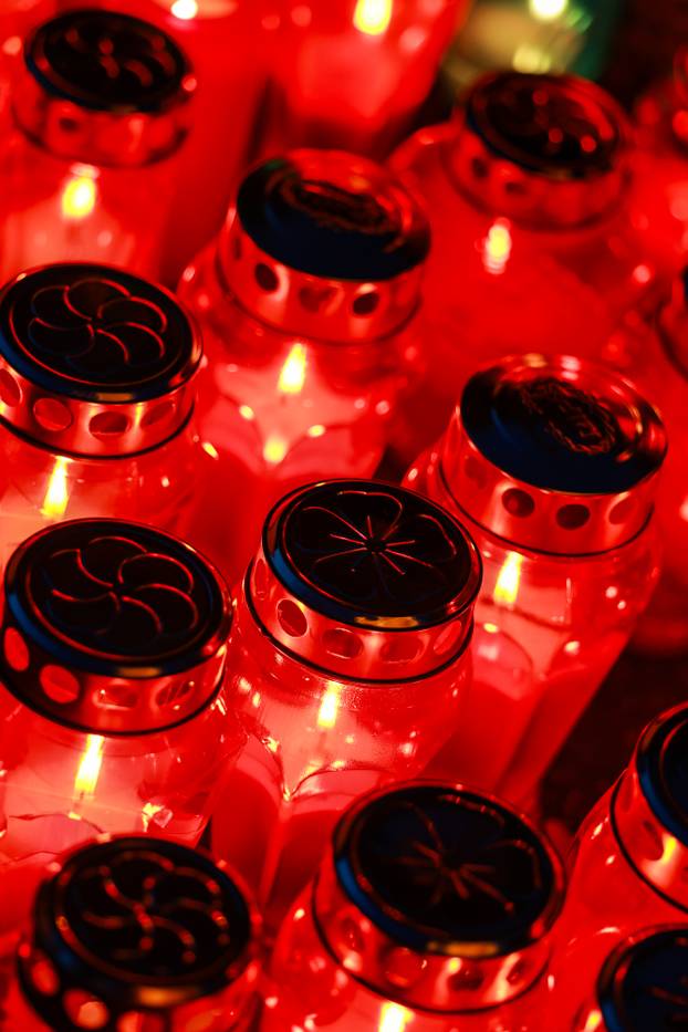 Zagreb: Trepet svijeća u sumrak na groblju Stenjevec na blagdan Svih svetih