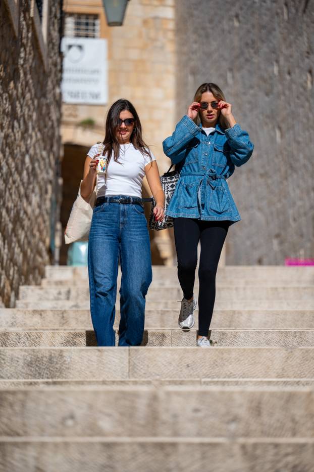 Dubrovnik: Sunčan i topao jesenji dan u gradu