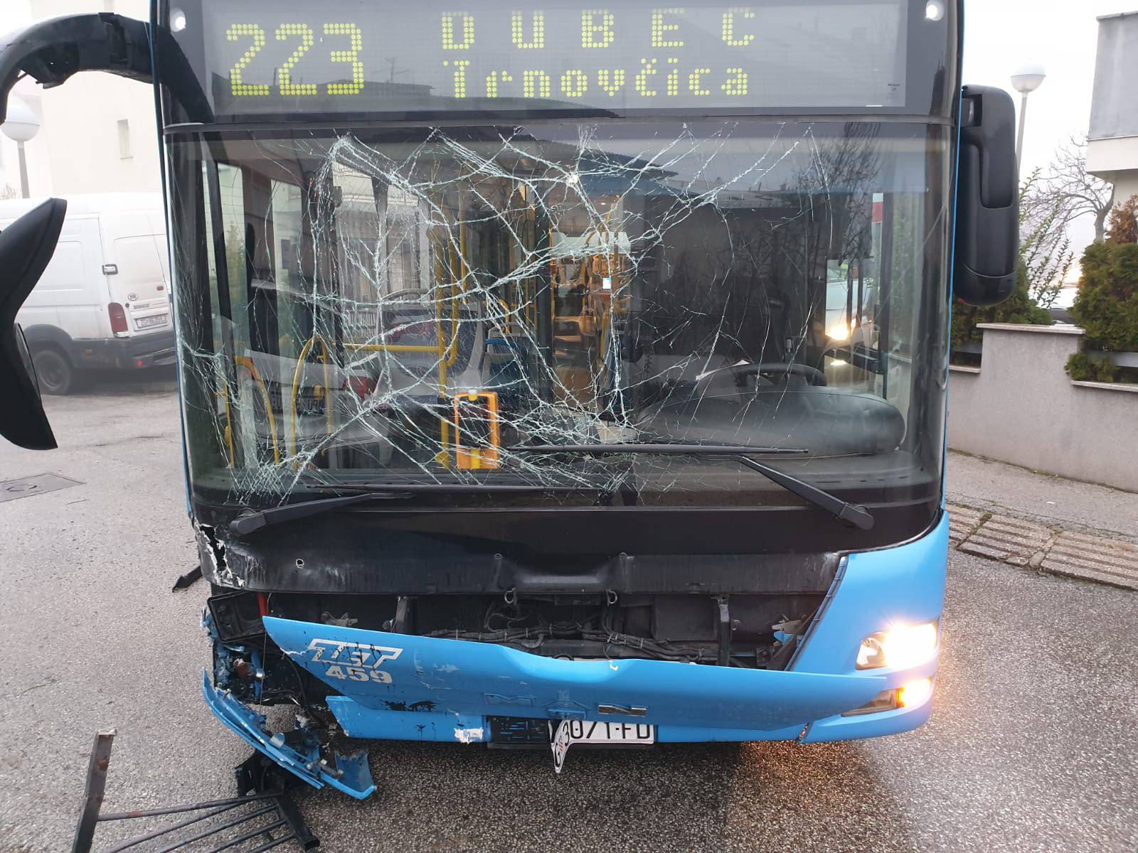 Autobus probio ogradu i udario u auto: Otkazao mu je volan?!