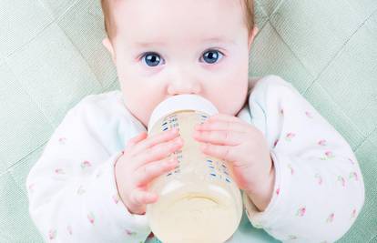 Djeci do šestog mjeseca uopće ne treba nuditi vodu ni napitke