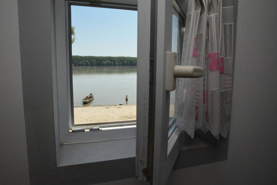 Dalj -  Brod-vikendica usidrena na obali Dunava u Dalju.