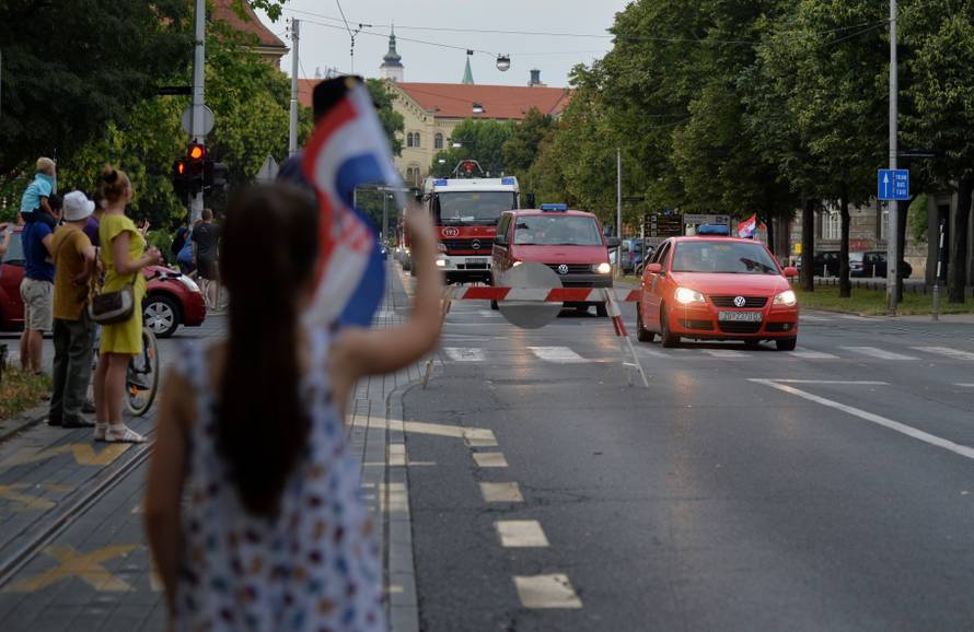 Zagrebački vatrogasci se uz zvukove sirena vratili u Savsku