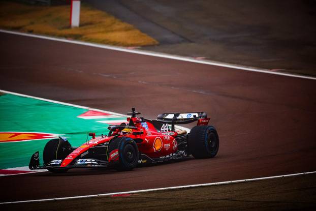 Prvi krug novog voza?a Ferrarija Lewisa Hamiltona tijekom dana testne vožnje u Fioranu