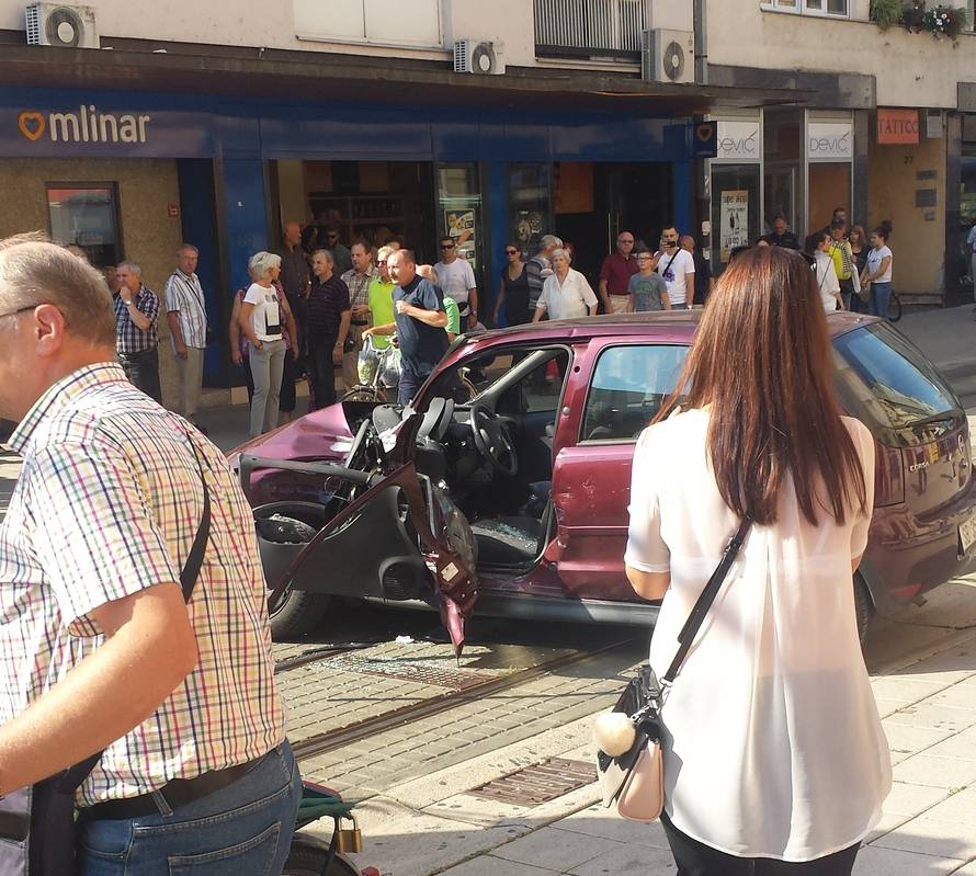 Ozlijeđene su dvije trudnice: U Osijeku tramvaj naletio na auto