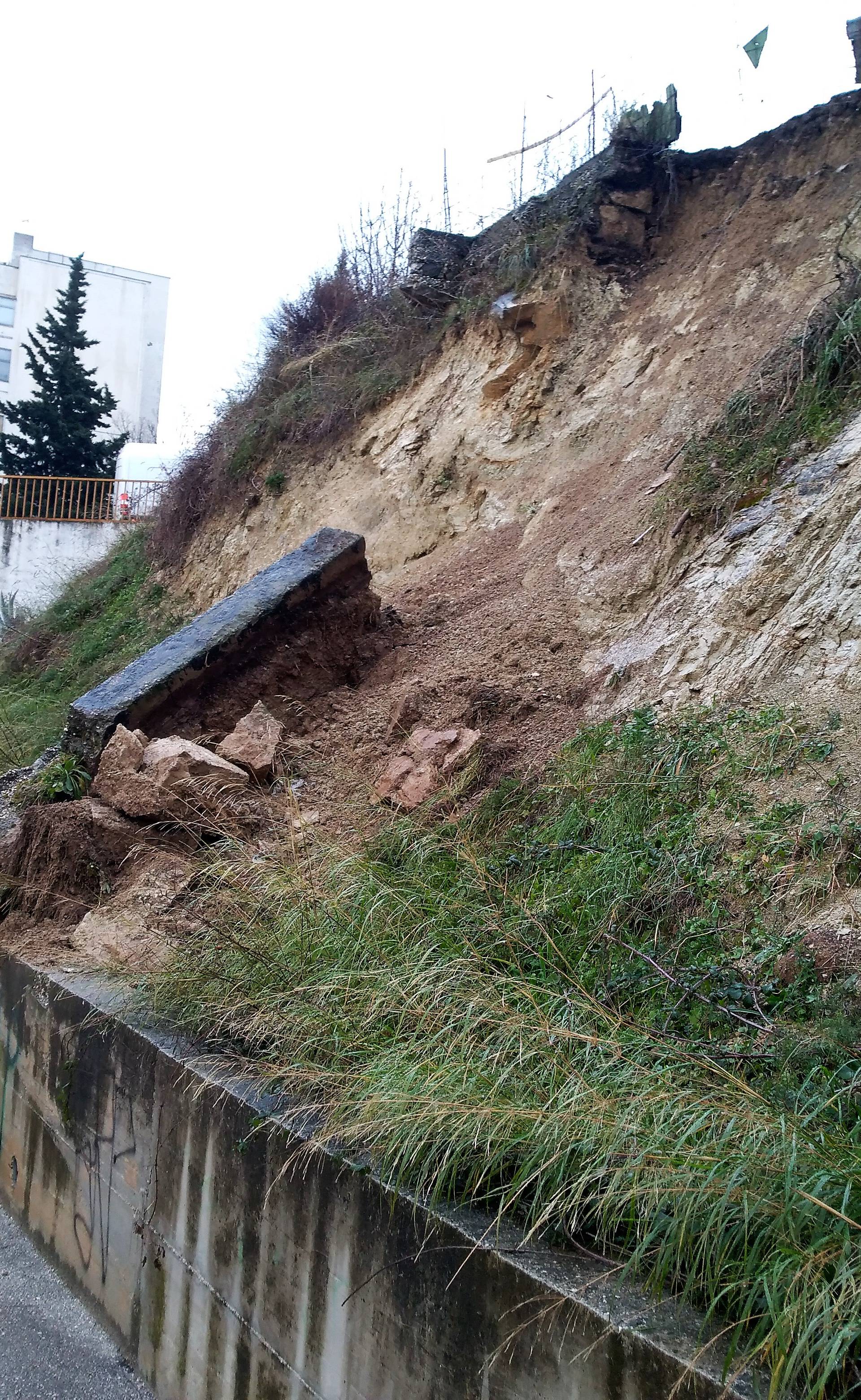 Opasnost! Odlomila se velika kamena gromada u Splitu