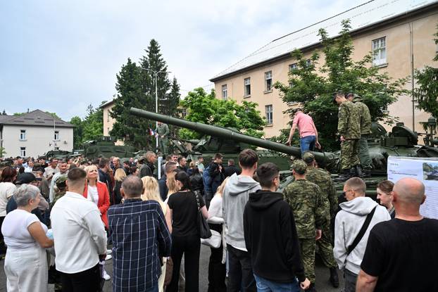 FOTO Suze i zagrljaji u Požegi: 900 novih ročnika položilo prisegu, među njima i 53 žene