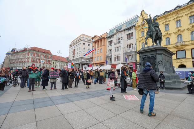 Zagreb: I danas molitelje na Trgu ometali bukom i prosvjedom