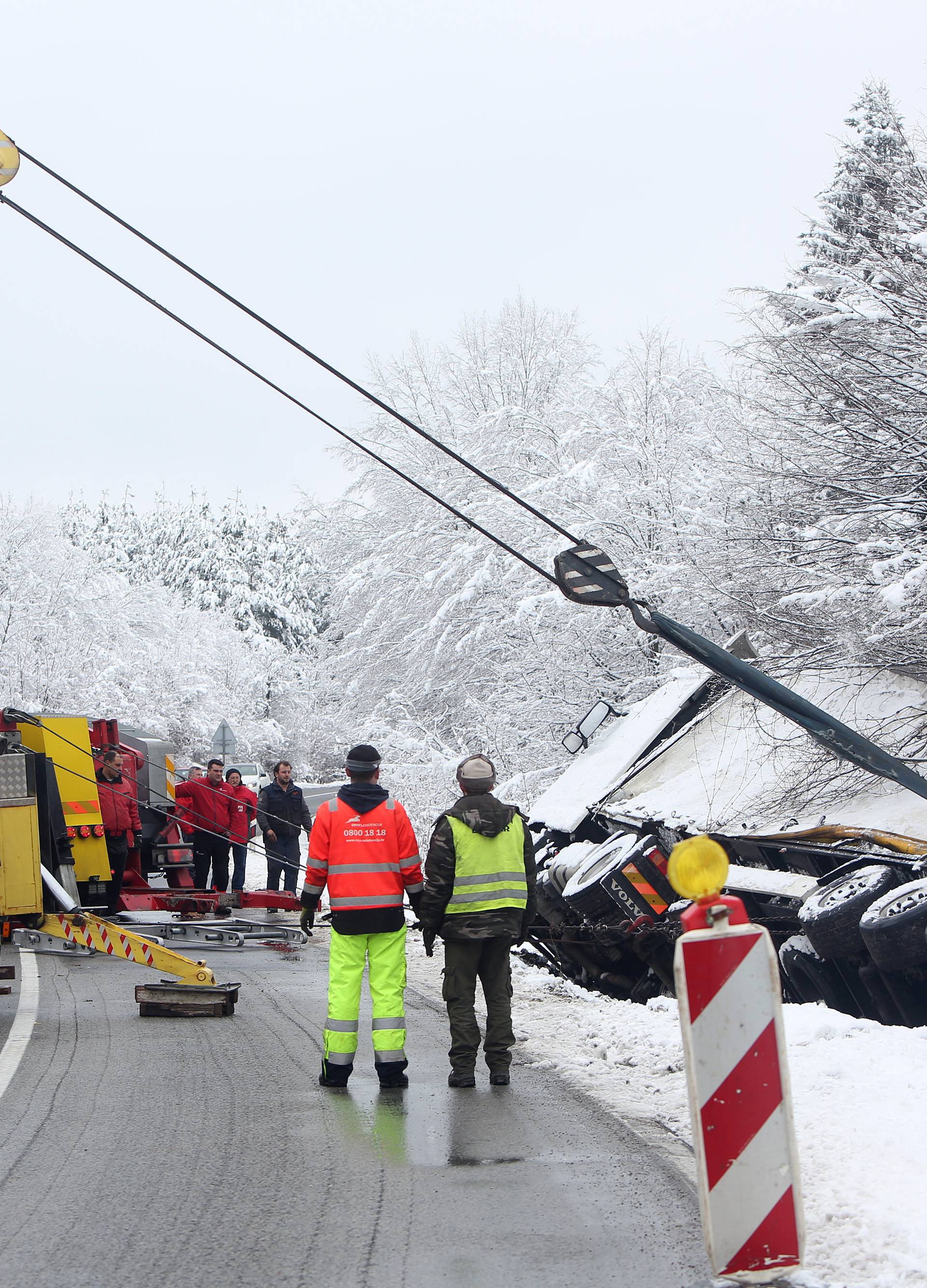 Rakovica: IzvlaÄenje kamiona s prikolicom koji je sletio se ceste prije dva dana