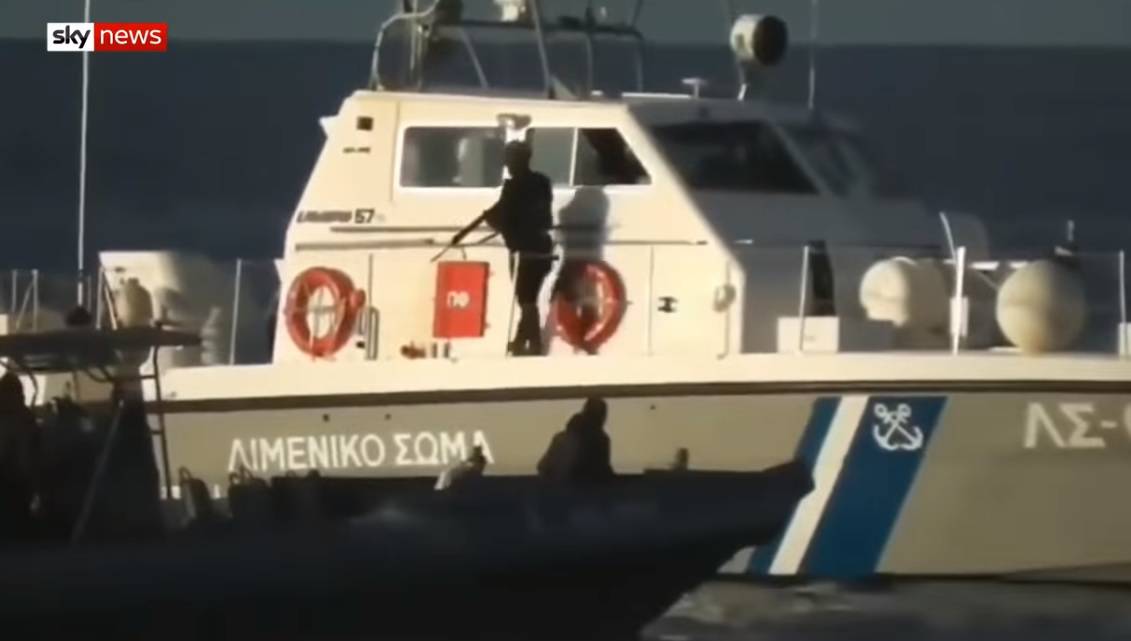 Kaos u Grčkoj: Pucali na brod s migrantima?! Pogledajte video