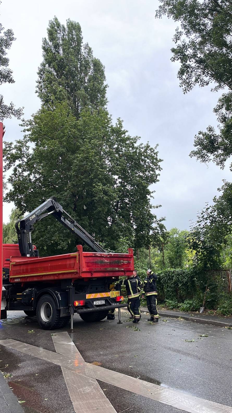 24sata uživo iz Zagreba: Oluja pogodila grad! Ovo je ogromno drvo koje je zdrobilo automobil