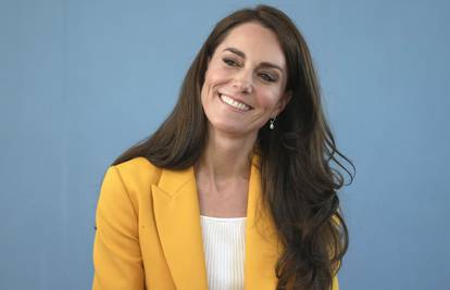 Princeza Kate Middleton u skroz ležernom izdanju posjetila školu u Bristolu: Bijele tenisice i hlače