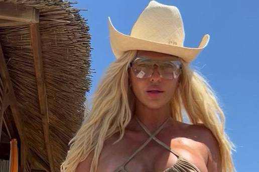 Jelena Karleuša prekrila bujne silikonske grudi 'trakicama',  a pokazala je i svoju oblu guzu