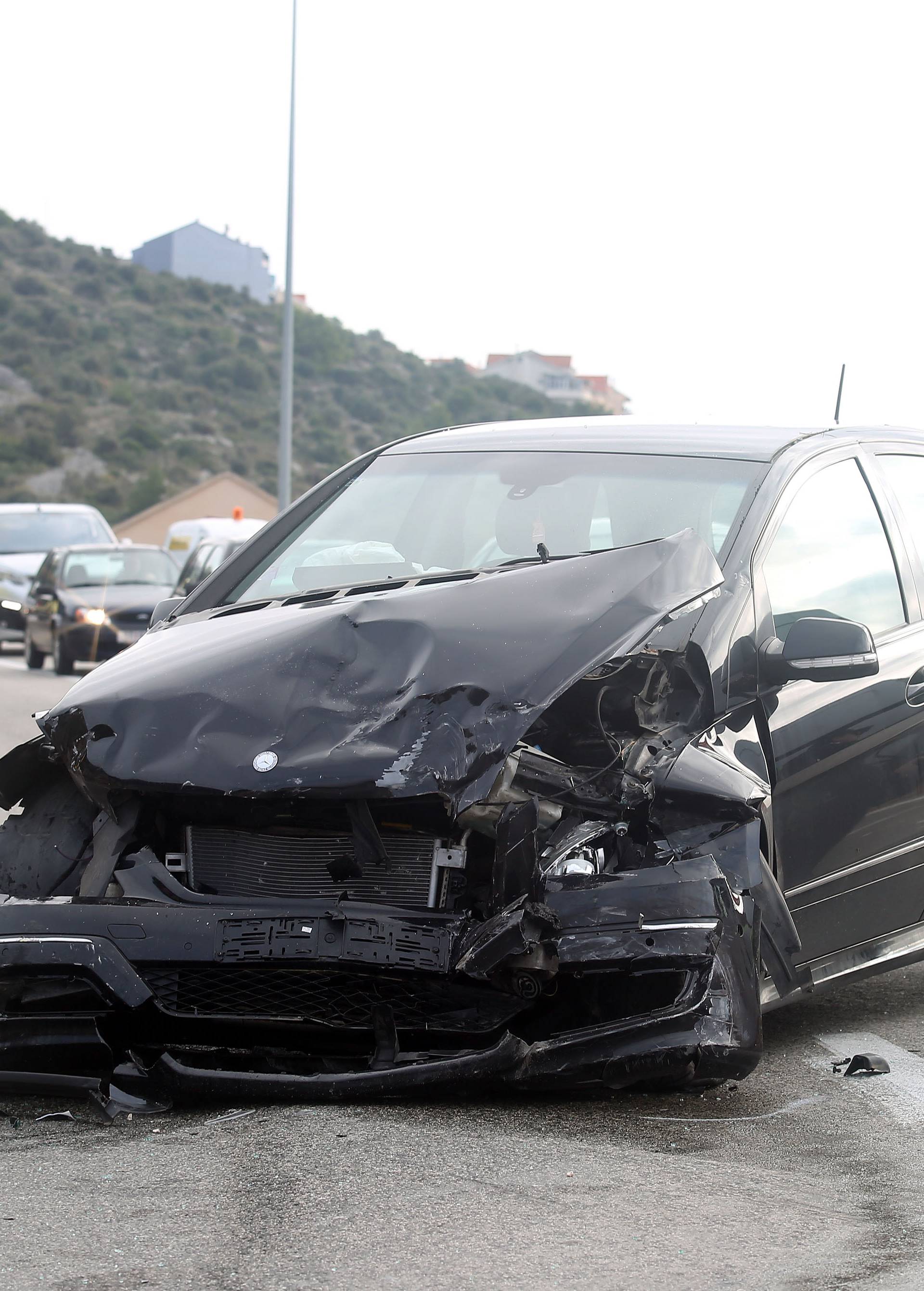 Å ibenik: U prometnoj nesreÄi jedno vozilo zavrÅ¡ilo na krovu