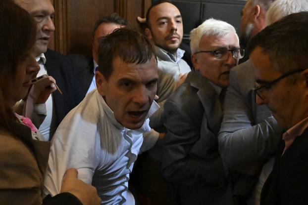 Beograd: Tučnjava u parlamentu, predstavnici opozicije pokušali spriječiti održavanja kolegija