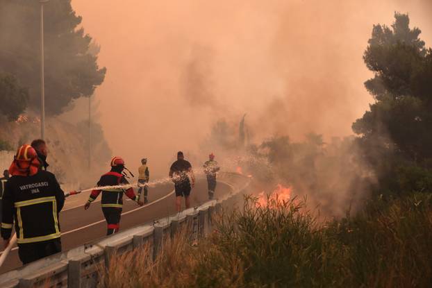 Buknuo veliki požar u Pisku, vatra došla do kuća