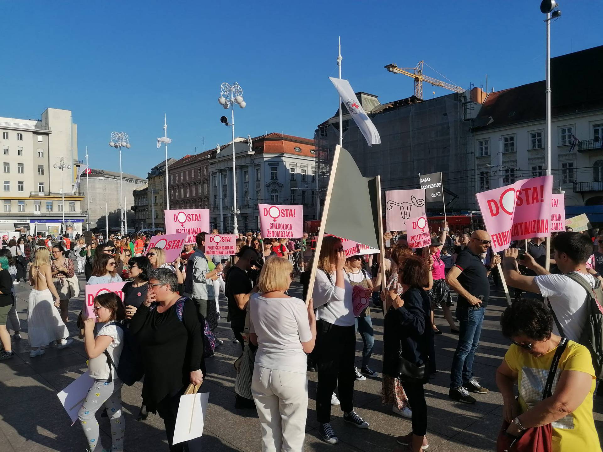 Gotov prosvjed: Građani diljem Hrvatske pružili podršku Mireli