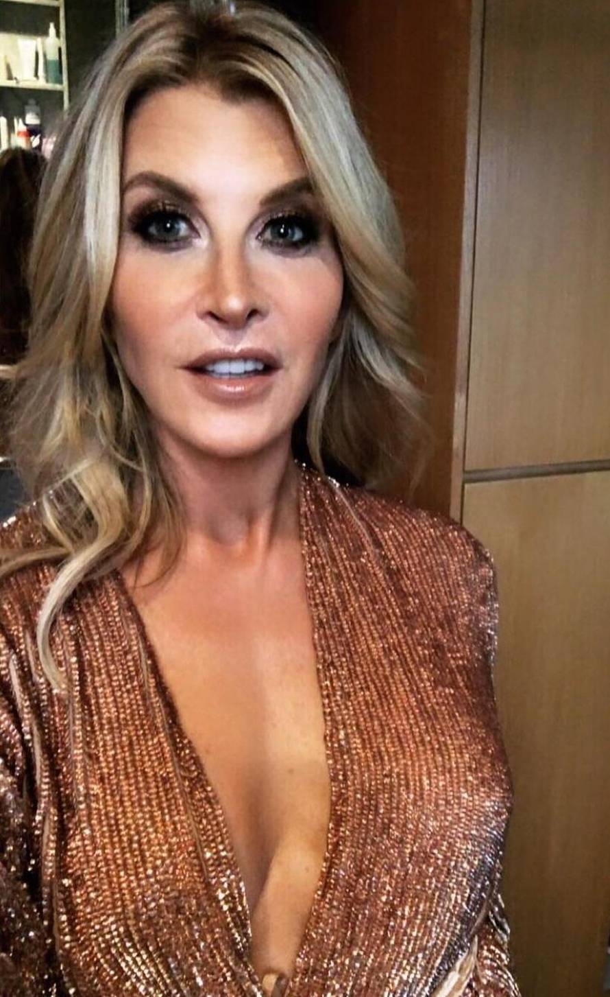 Hellboy javno vara ženu, ljubio mlađu glumicu ispred restorana