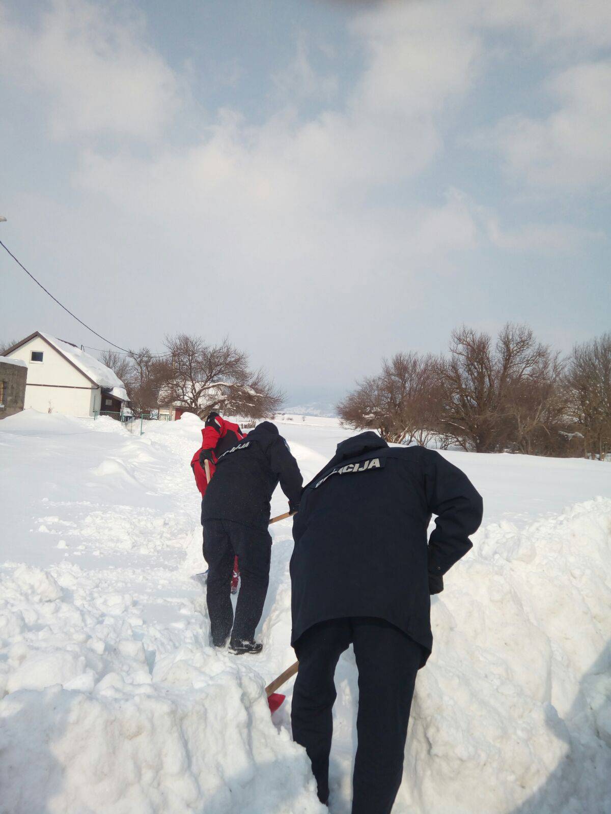 Policija se pješke probija kroz snijeg i građanima nosi hranu