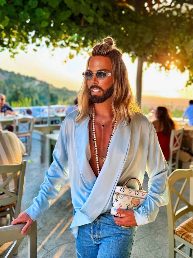 FOTO Odjevna kombinacija za svaku priliku! Ovako se Grubnić odmara, pokazao i goli torzo...