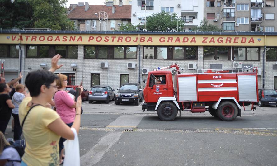 Zagrebački vatrogasci se uz zvukove sirena vratili u Savsku